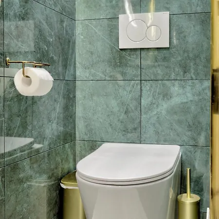 Charming With A-c דירה