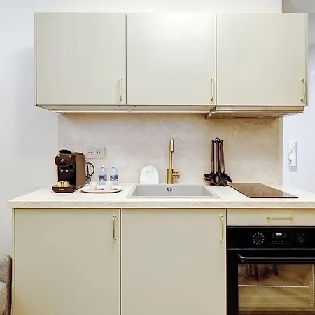 Charming With A-c * פריז