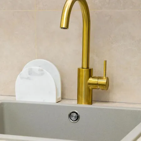 Charming With A-c דירה *